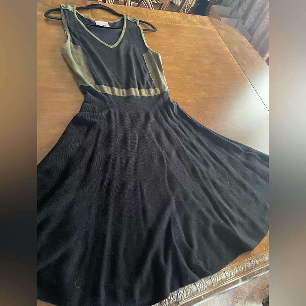 Romeo & Juliet Sleeveless V-Neck Fit & Flare  knit Dress in Black and Olive
